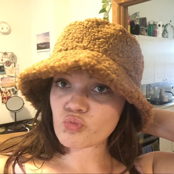 FUZZY TEDDY BROWN BUCKET HAT - Picture 5 of 5